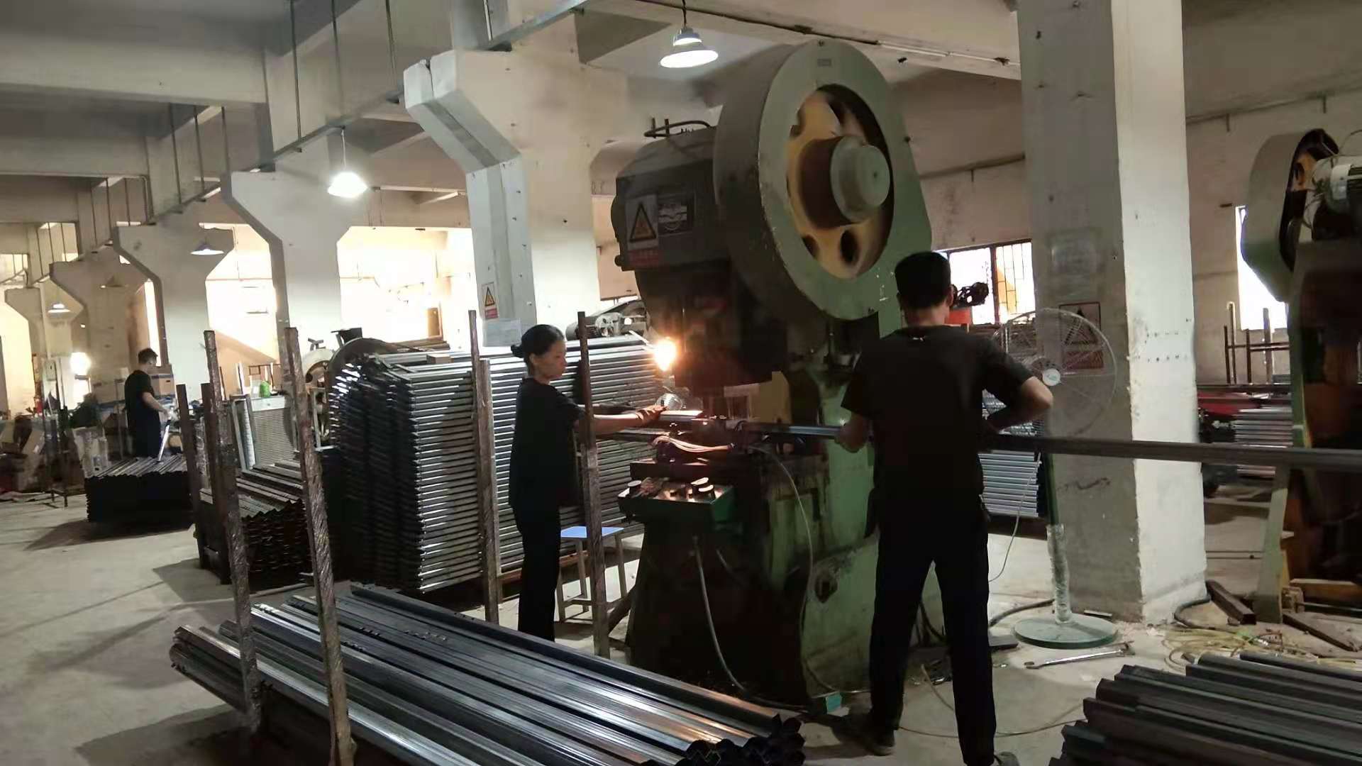 帶你走進(jìn)鐵床生產(chǎn)廠(chǎng)家看看！