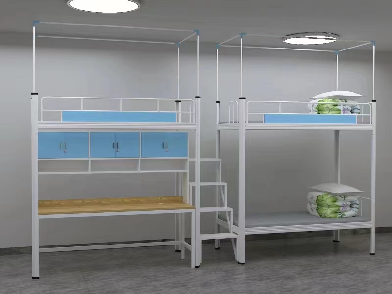 兩個鐵床架睡三個人？